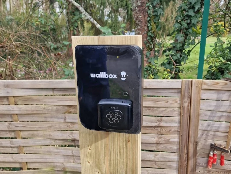 Pose borne pour voiture électrique Champlan